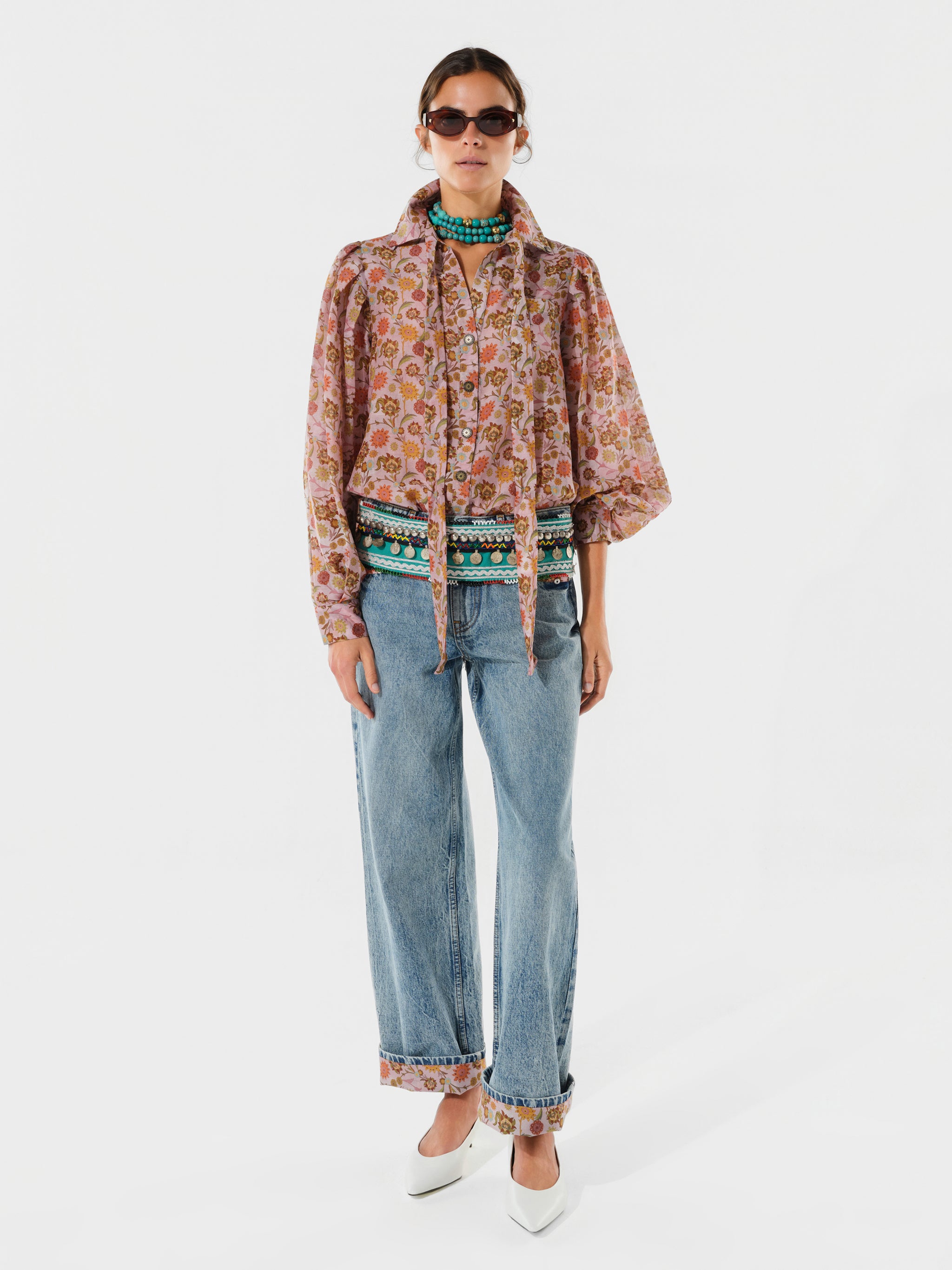 JUNIE - Light wash jean with turned up cuffs